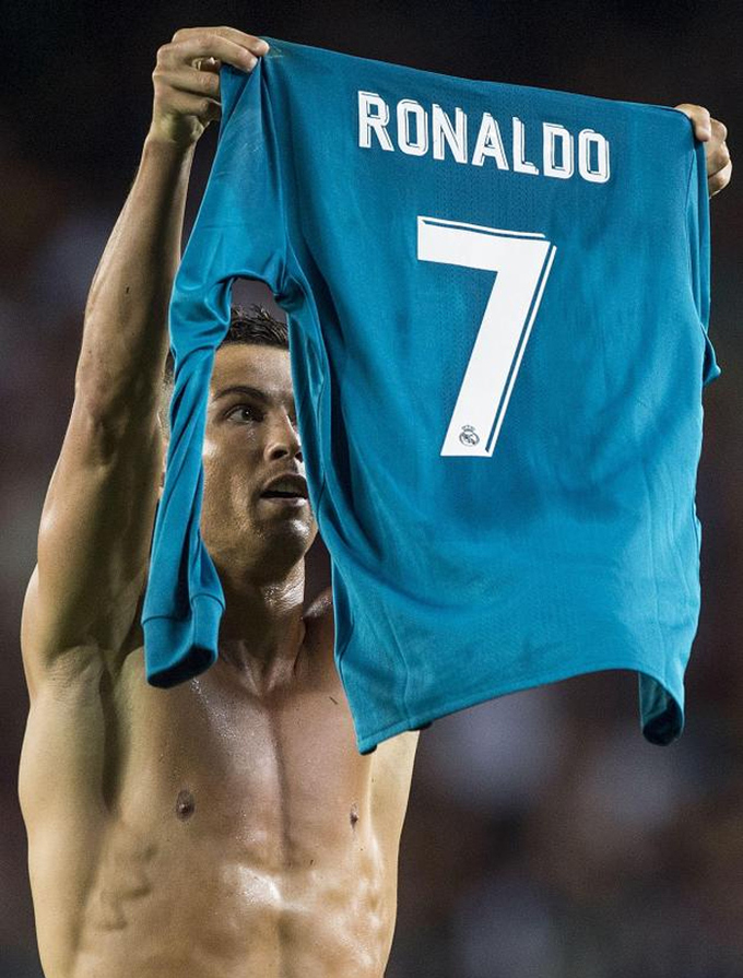 Ronaldo trả đũa Messi bằng màn khoe áo tại Nou Camp