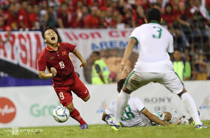 Hữu Thắng 'chào thua' khi trọng tài từ chối phạt đền cho Việt Nam