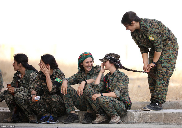 Những "bóng hồng" chống IS ở Syria