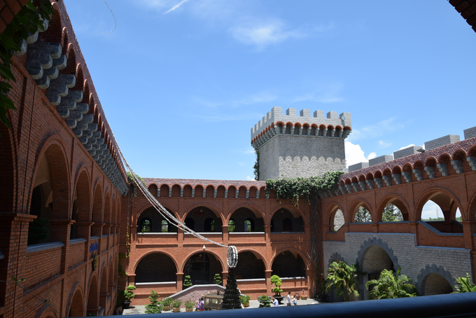 Lâu đài chứa hơn 20.000 chai rượu vang ở Phan Thiết