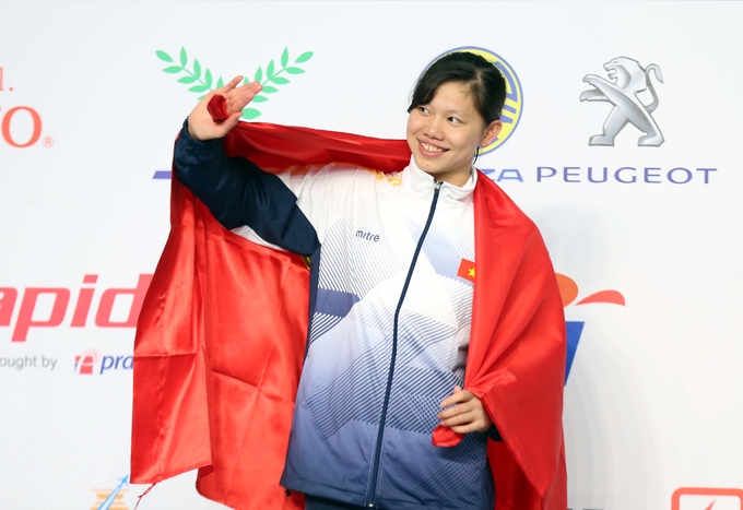 Ánh Viên lau nước mắt khi nhận HC vàng