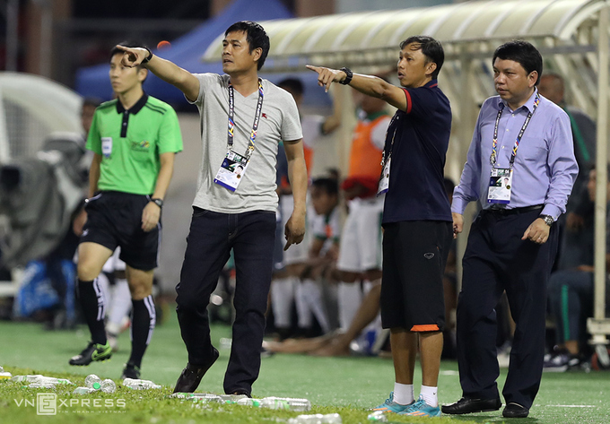 Hữu Thắng 'chào thua' khi trọng tài từ chối phạt đền cho Việt Nam