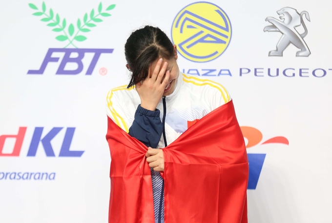 Ánh Viên lau nước mắt khi nhận HC vàng