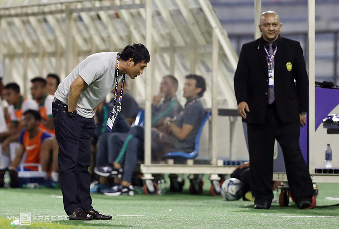 Hữu Thắng 'chào thua' khi trọng tài từ chối phạt đền cho Việt Nam