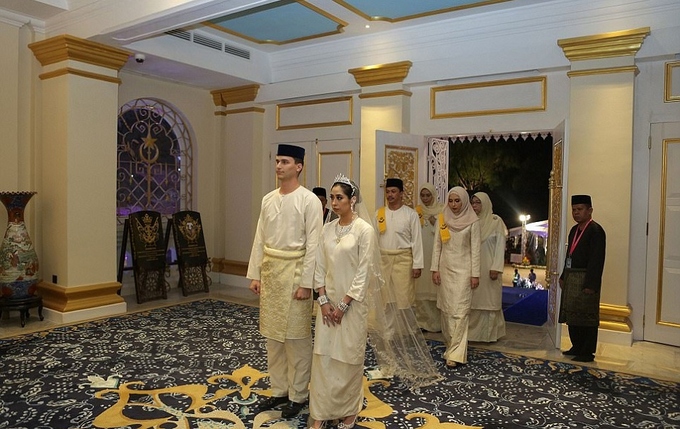 Công chúa Malaysia kết hôn với cầu thủ Hà Lan kém ba tuổi