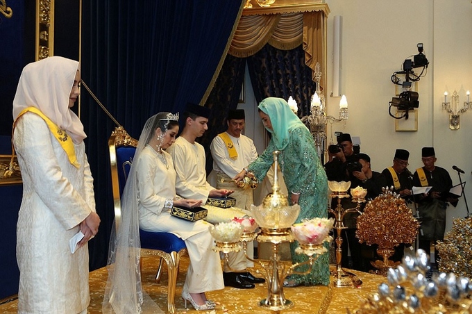 Công chúa Malaysia kết hôn với cầu thủ Hà Lan kém ba tuổi