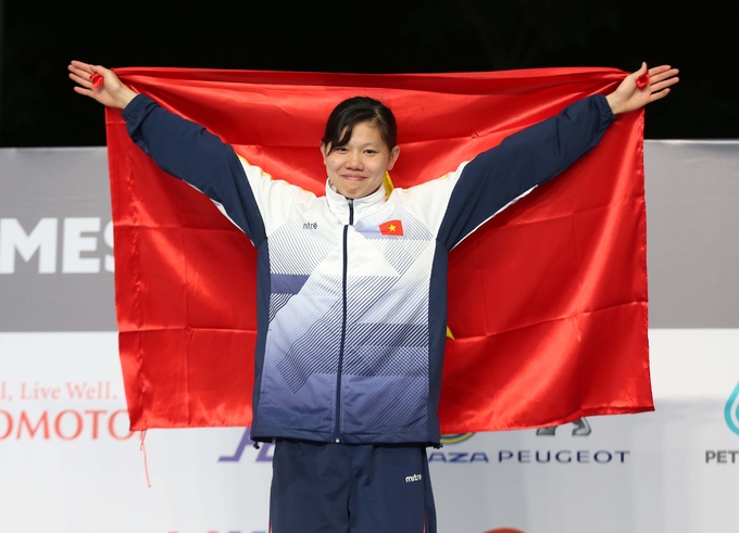 Ánh Viên lau nước mắt khi nhận HC vàng