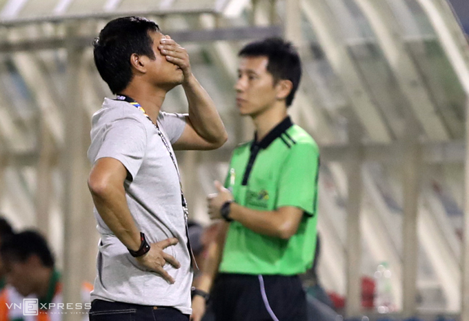 Hữu Thắng 'chào thua' khi trọng tài từ chối phạt đền cho Việt Nam