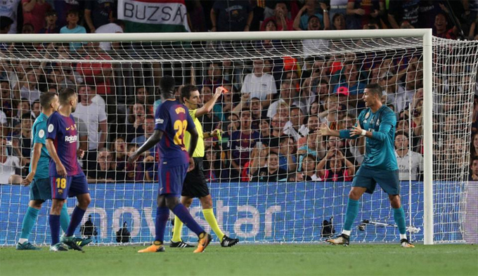 Ronaldo trả đũa Messi bằng màn khoe áo tại Nou Camp