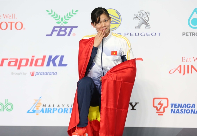 Ánh Viên lau nước mắt khi nhận HC vàng