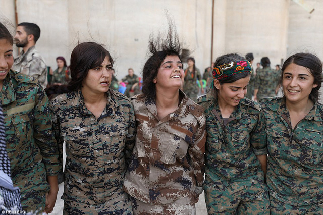 Những "bóng hồng" chống IS ở Syria