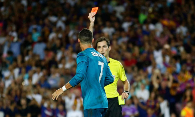 Ronaldo trả đũa Messi bằng màn khoe áo tại Nou Camp