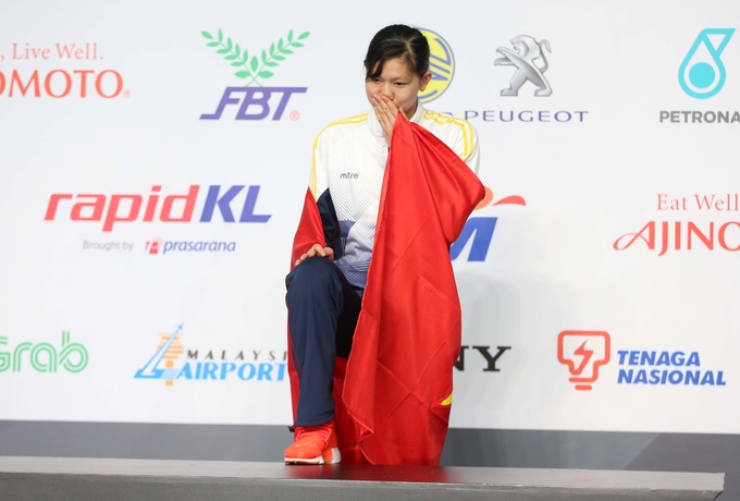 Ánh Viên lau nước mắt khi nhận HC vàng