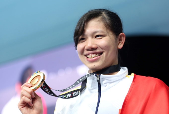 Ánh Viên lau nước mắt khi nhận HC vàng