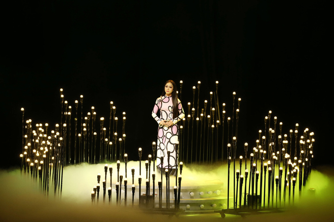 Sân khấu biến hóa liên tục trong liveshow Đàm Vĩnh Hưng