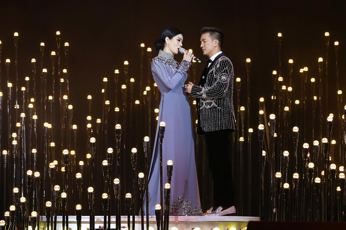 Sân khấu biến hóa liên tục trong liveshow Đàm Vĩnh Hưng