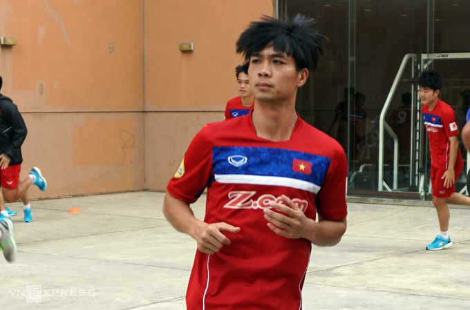 Việt Nam chơi bóng rổ trước trận đấu Thái Lan