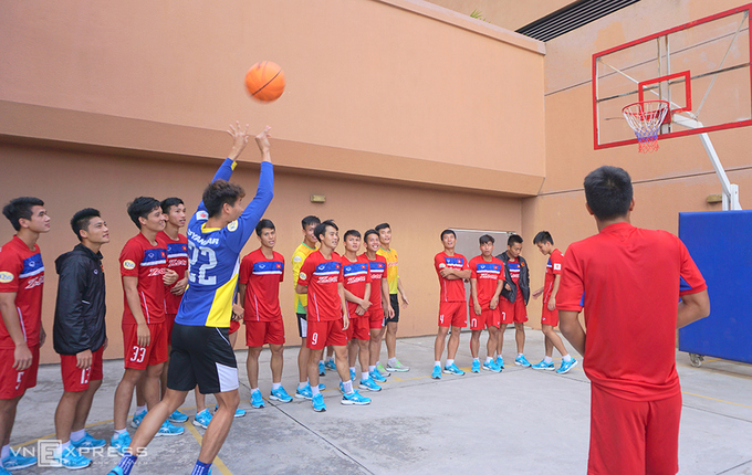 Việt Nam chơi bóng rổ trước trận đấu Thái Lan