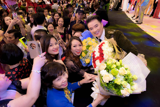 Sân khấu biến hóa liên tục trong liveshow Đàm Vĩnh Hưng