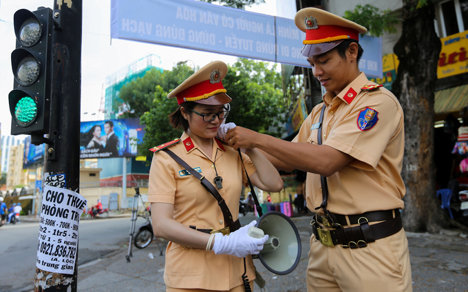 Nữ CSGT cầm loa điều tiết giao thông ở TP HCM