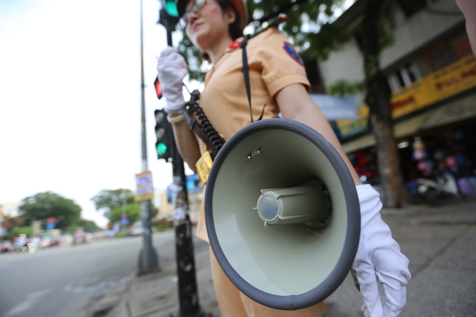 Nữ CSGT cầm loa điều tiết giao thông ở TP HCM