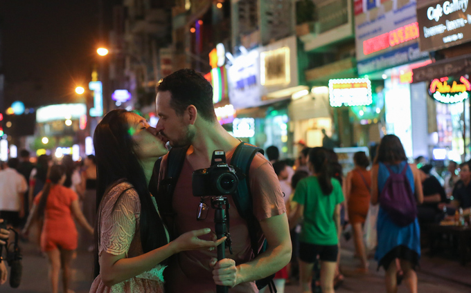 Phố đi bộ Bùi Viện nhộn nhịp trong đêm đầu tiên