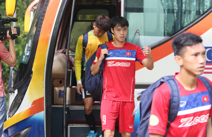 Cầu thủ Việt Nam vui đùa trên sân tập