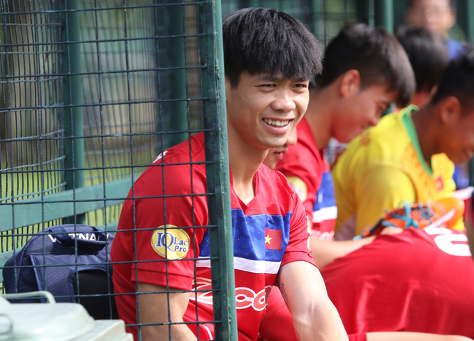 Cầu thủ Việt Nam vui đùa trên sân tập