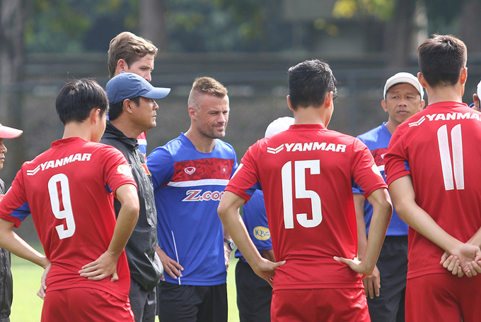 Cầu thủ Việt Nam vui đùa trên sân tập