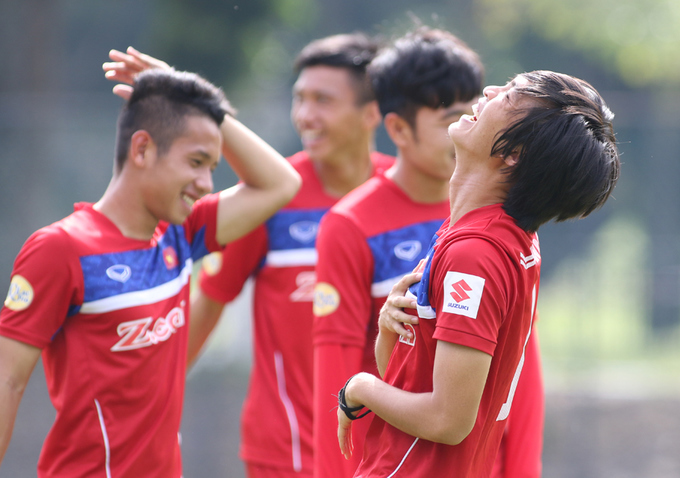 Cầu thủ Việt Nam vui đùa trên sân tập