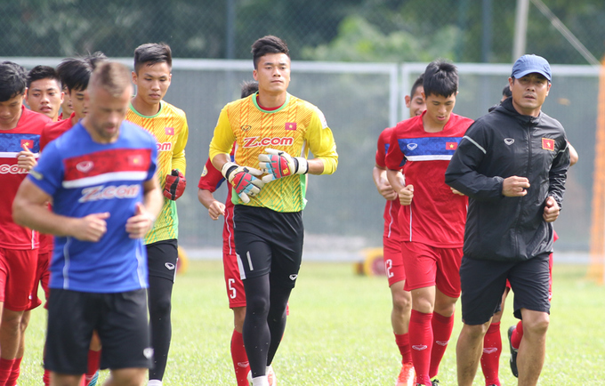Cầu thủ Việt Nam vui đùa trên sân tập