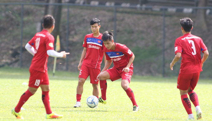 Cầu thủ Việt Nam vui đùa trên sân tập