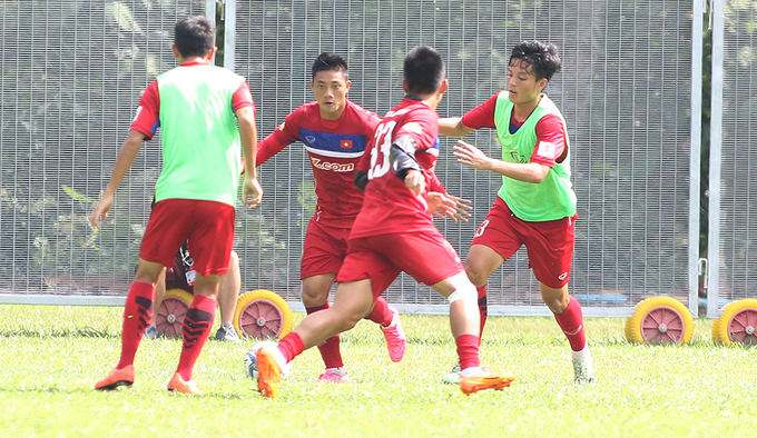 Cầu thủ Việt Nam vui đùa trên sân tập