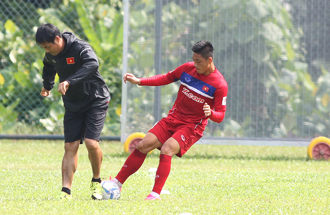 Cầu thủ Việt Nam vui đùa trên sân tập