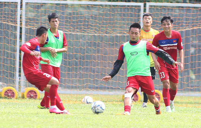 Cầu thủ Việt Nam vui đùa trên sân tập