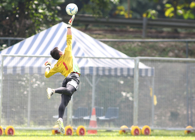 Cầu thủ Việt Nam vui đùa trên sân tập