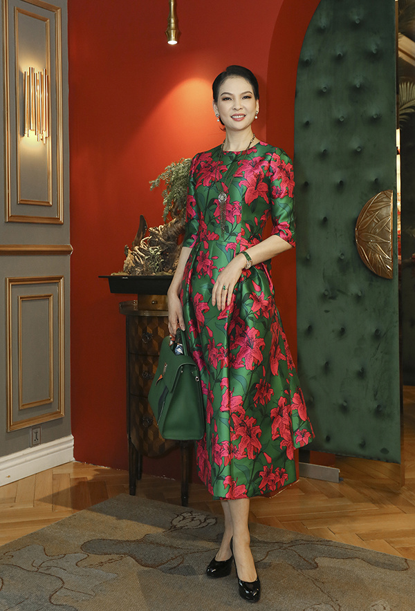 Thủy Hương, Diễm My mặc váy hoa sặc sỡ ở tuổi ngũ tuần
