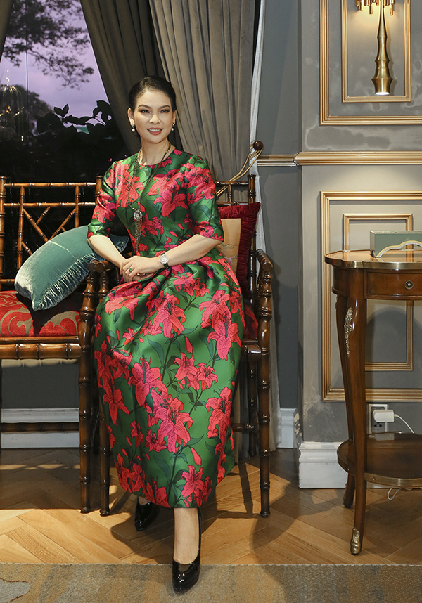 Thủy Hương, Diễm My mặc váy hoa sặc sỡ ở tuổi ngũ tuần