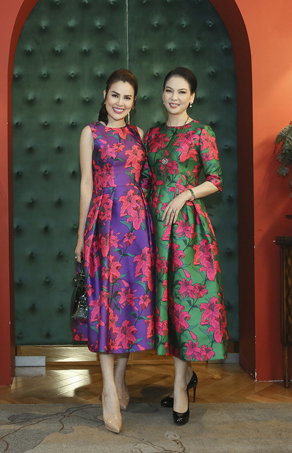 Thủy Hương, Diễm My mặc váy hoa sặc sỡ ở tuổi ngũ tuần