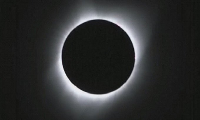 Khoảnh khắc Mặt Trời biến mất trên bầu trời Mỹ