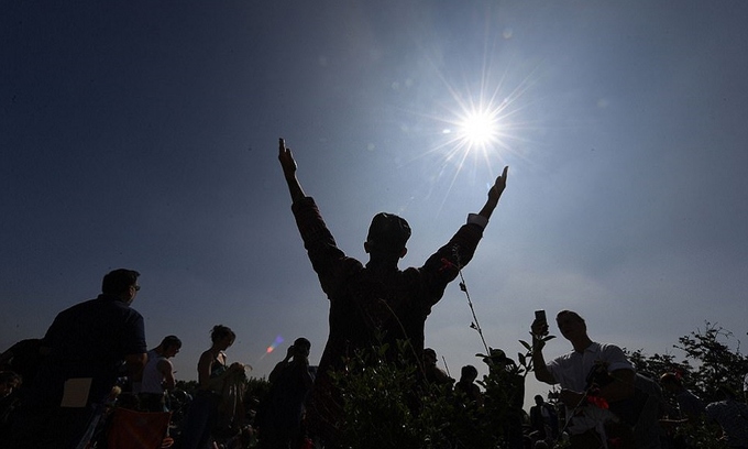 Khoảnh khắc Mặt Trời biến mất trên bầu trời Mỹ