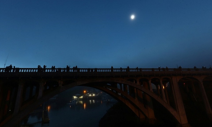 Khoảnh khắc Mặt Trời biến mất trên bầu trời Mỹ