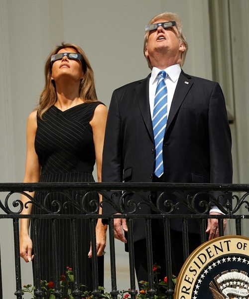 Khoảnh khắc Mặt Trời biến mất trên bầu trời Mỹ