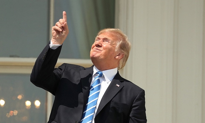 Khoảnh khắc Mặt Trời biến mất trên bầu trời Mỹ