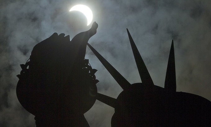 Khoảnh khắc Mặt Trời biến mất trên bầu trời Mỹ