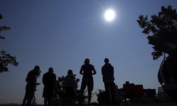 Khoảnh khắc Mặt Trời biến mất trên bầu trời Mỹ