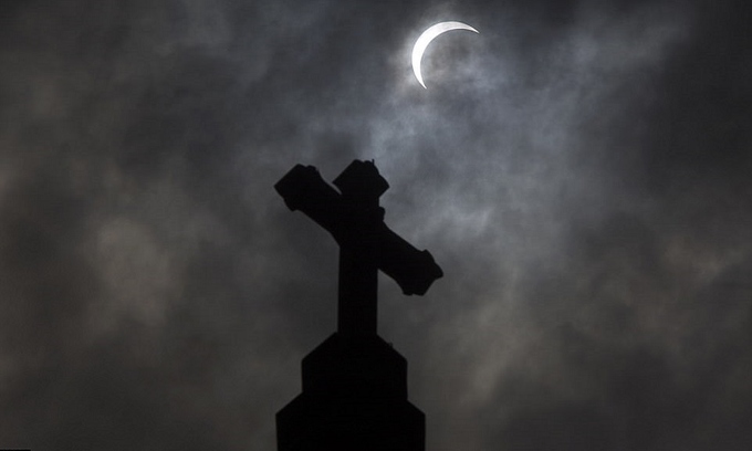 Khoảnh khắc Mặt Trời biến mất trên bầu trời Mỹ