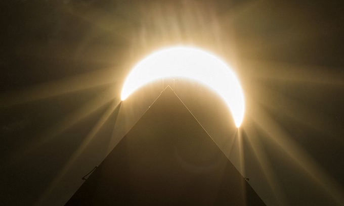 Khoảnh khắc Mặt Trời biến mất trên bầu trời Mỹ