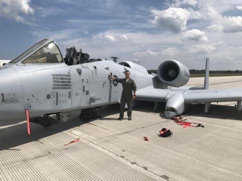 A-10 văng kính, kẹt càng đáp vẫn hạ cánh ngoạn mục