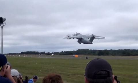 A400M thực hiện pha cất cánh kiểu chiến đấu cơ A400M thực hiện pha cất cánh kiểu chiến đấu cơ